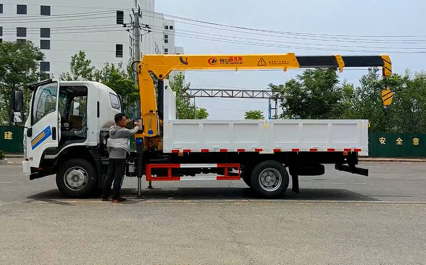 ISUZU 700P ELF 190hp Truck With 3.2ton Telescopic Crane