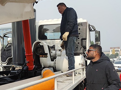 UAE Customer for Inspection of Combin Sewage Tank Truck Production